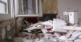 Демонтаж хрущевки в Королев - удаление старых полов и стен по выгодной цене от 1779 рублей.